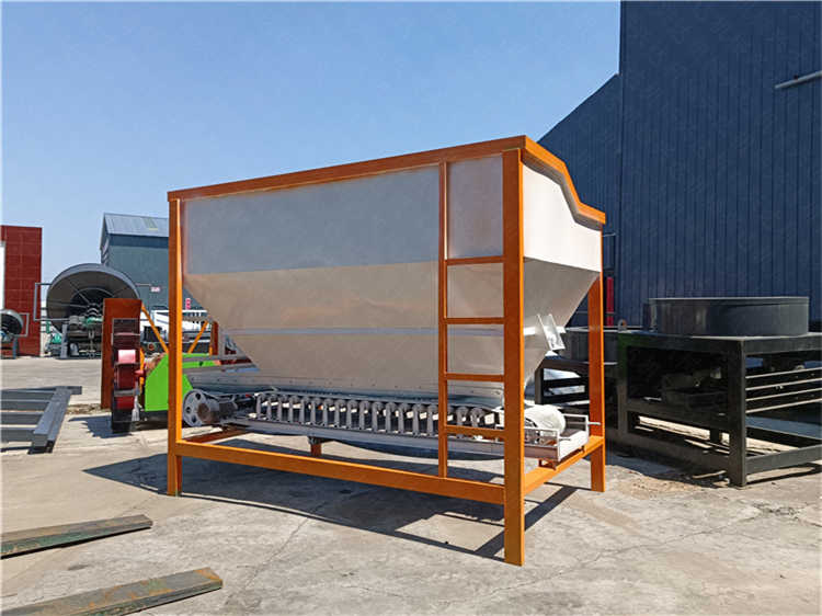 羊糞發(fā)酵后處理加工上料有機(jī)肥設(shè)備鏟車(chē)料倉(cāng)